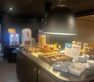 Saint-Jean-de-Vedas Hotel | Kyriad Direct Montpellier Saint Jean De Védas - La Peyrière