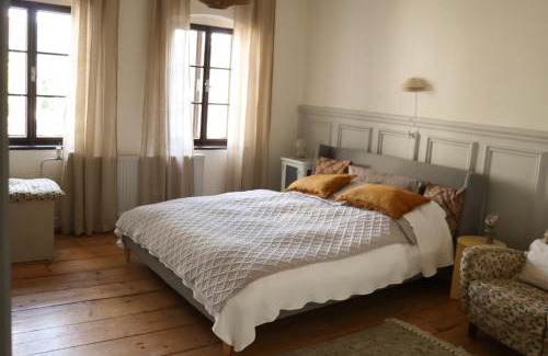 Golcuv Jenikov Bed & Breakfast | Kytky pod komínem