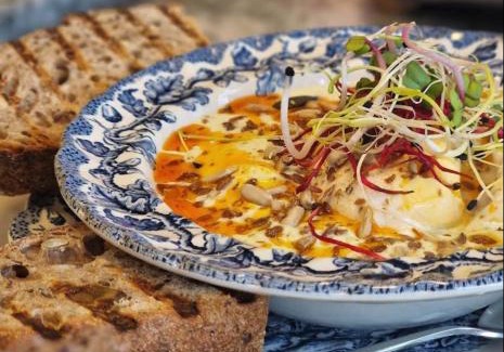 Golcuv Jenikov Bed & Breakfast | Kytky pod komínem