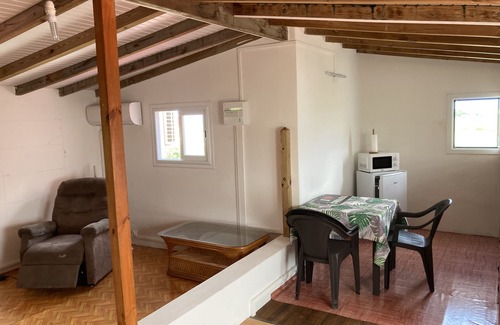 Port-Louis House | Lève des Abeilles