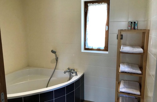 Montbeugny House | L'Acolin Family Suite – Cosy accommodation in the heart of the Damayots Hamlet