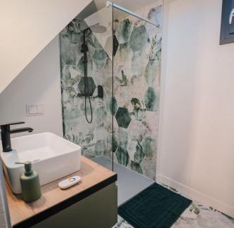 Pont-du-Chateau House | L'Amazone - Jungle Room avec Jacuzzi