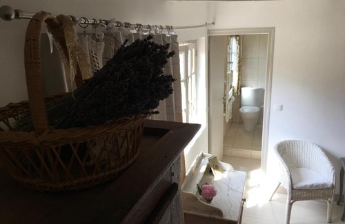 Le Bec-Hellouin Bed & Breakfast | L'Atelier de Tess