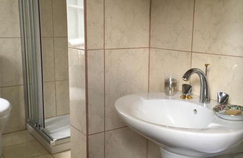 Le Bec-Hellouin Bed & Breakfast | L'Atelier de Tess