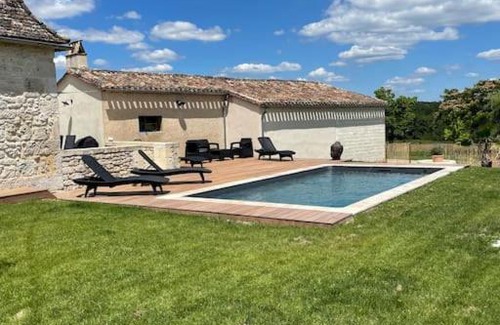 Saint-Meard-de-Gurcon House | L Ecrin de Bricabeau Longère en pierres avec piscine privative