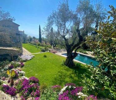 Tourrettes-sur-Loup Bed & Breakfast | L'Effrontée