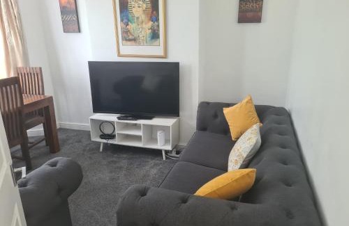 Bilston House | L & J Escapes - 8 Bedrooms suitable for Contractors and Families- Private parking available for 6 vehicles