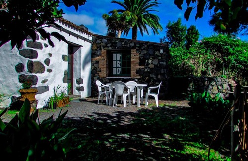 Brena Baja House | La Bodega casa rural con piscina y jardines