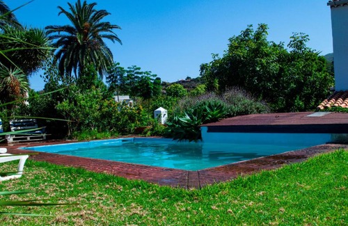 Brena Baja House | La Bodega casa rural con piscina y jardines