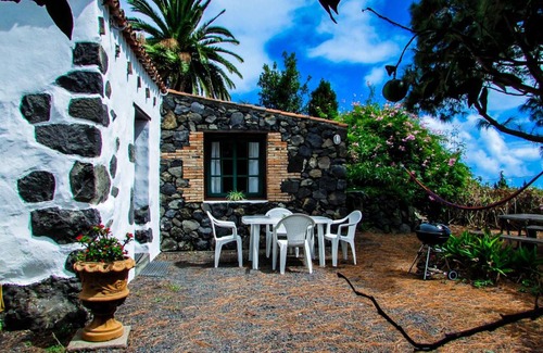 Brena Baja House | La Bodega casa rural con piscina y jardines