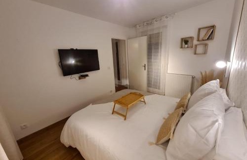 Rosny-sous-Bois Apartment | La Boheme- Free Parking-Paris-Disneyland-Easy Check-in- Netflix
