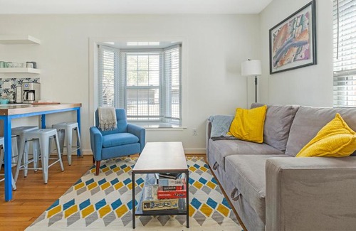 South Central Houston Apartment | La Casa Azul- Unit A