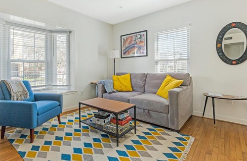 South Central Houston Apartment | La Casa Azul- Unit A