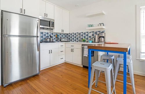 South Central Houston Apartment | La Casa Azul- Unit A