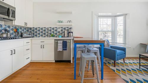 South Central Houston Apartment | La Casa Azul- Unit A