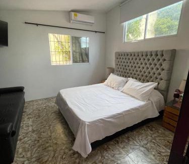 Pie del Cerro House | La casa de flor