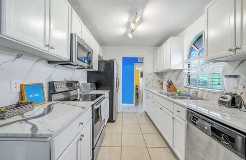 Allapattah House | La Casa Flora | Private | Pool+Hot tub | Sleeps 18