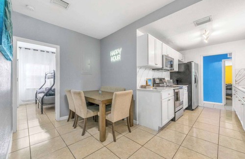 Allapattah House | La Casa Flora | Private | Pool+Hot tub | Sleeps 18