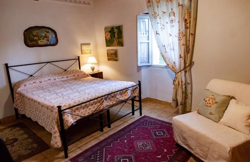 Le Piazze House | La casa rosa