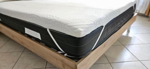 Jesi Apartment | La CasEtta Bilocale Centrale con Terrazza ParkFree Wifi MiniPC PS4 AC