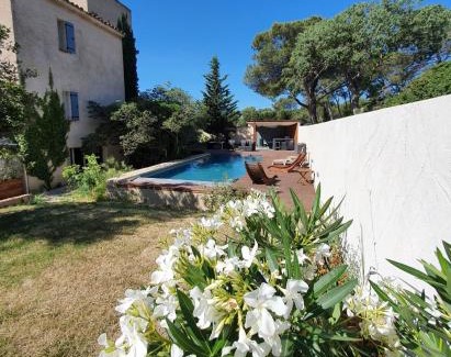 Quartier des Espesses House | La cigale et la fourmi