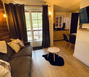 Cauterets Apartment | "La clé dorée" Studio balcon ensoleillé Vue montagne wifi