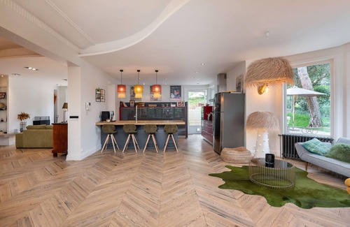 Champagne-au-Mont-d'Or Villa | La clarté - wonderful refurbish home with garden and pool