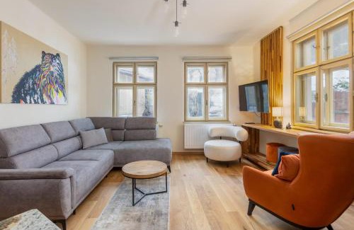 Brasov House | La Côte 26 - Restored Saxon Style House in the Old Town with Jacuzzi and Private Parking