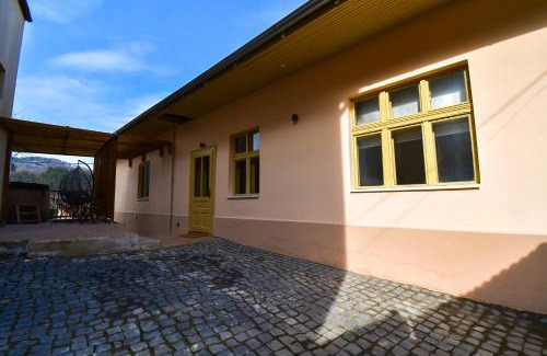 Brasov House | La Côte 26 - Restored Saxon Style House in the Old Town with Jacuzzi and Private Parking