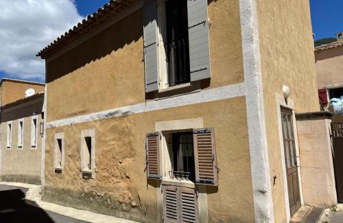 Rustrel Bed & Breakfast | La Cour Carrée