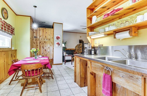 Dakota Cottage | La Crescent Cottage on Minnesota Bluffs w/View!