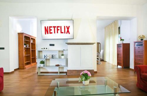 Albate Apartment | LA'DELI - Como - grande appartamento con parcheggio, nefltix, giardino, terrazzo