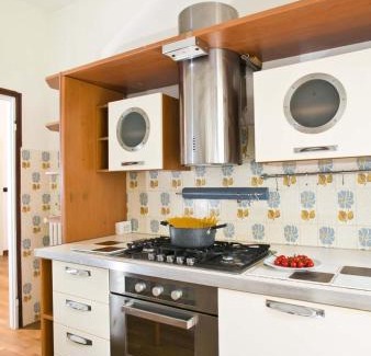 Albate Apartment | LA'DELI - Como - grande appartamento con parcheggio, nefltix, giardino, terrazzo