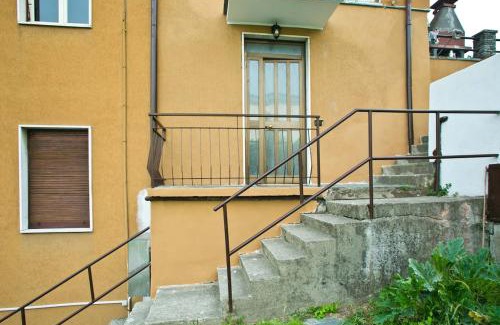Albate Apartment | LA'DELI - Como - grande appartamento con parcheggio, nefltix, giardino, terrazzo