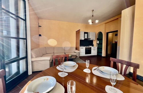 Carlazzo Apartment | La Dimora del Tasso - Vista Montagne con Giardino e Posto Auto Privato