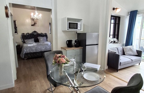 Charavines Apartment | La Discrète Romantique, apartment with jacuzzi