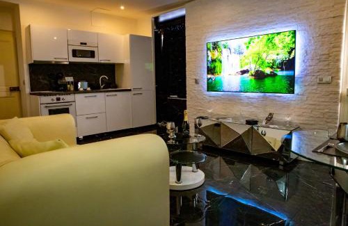 Vernon Apartment | La Duchesse 1976