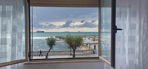Livorno Apartment | La Finestra sul mare, Spettacolare Vista mare davanti alla Terrazza Mascagni -