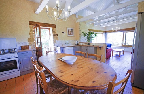 Sainte-Foy-de-Belves Apartment | La Grange - sleeps 6 guests in 3 bedrooms