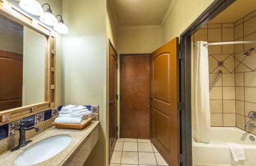 Near East Side Hotel | La Hacienda Inn near Alamodome & Riverwalk