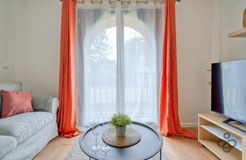 Fontainebleau Apartment | La Halle Du Roi Parking Insead