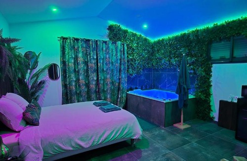 Rognac Hotel | La Jungle Room