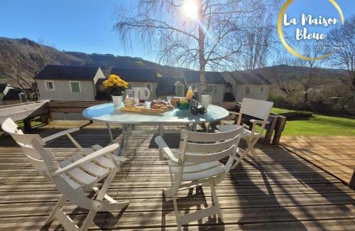 Saint-Geniez-d'Olt Apartment | La Maison Bleue, village vacances, piscine, parking