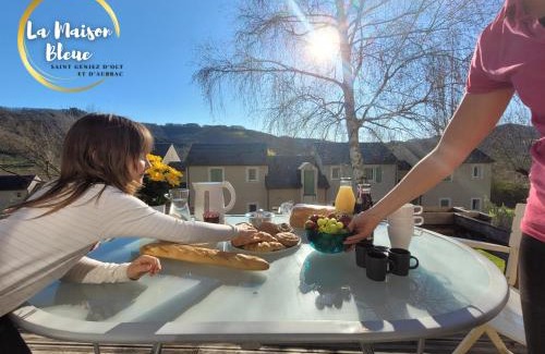 Saint-Geniez-d'Olt Apartment | La Maison Bleue, village vacances, piscine, parking