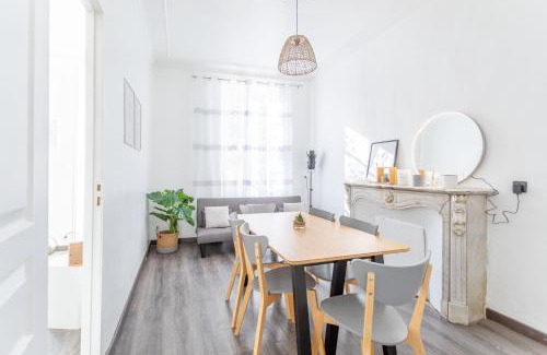 4th Arrondissement House | La Maison de Famille 3 chambres 8 pers Terrasse Parking Clim