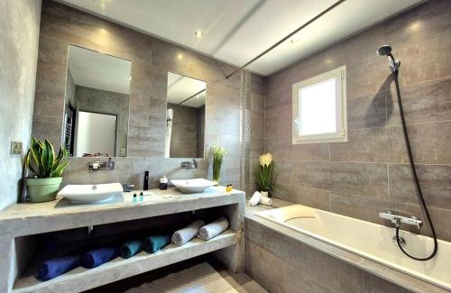 Costieres Villa | La Maison des Iris - clim - patio - parking