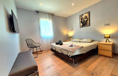 Costieres Villa | La Maison des Iris - clim - patio - parking