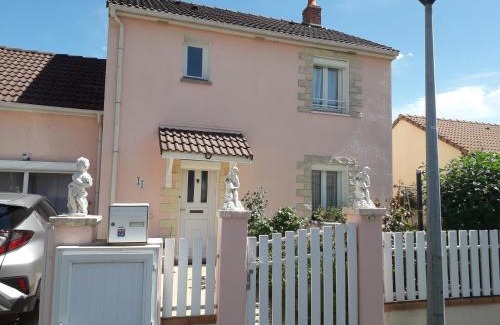 Nevers House | la maison rose 2 chambres avec lit pour 2 personnes et 2 salles de bains a 15 kilomètres du circuit de Magny-Cours et 1,2 kilomètre du sanctuaire de ste Bernadette