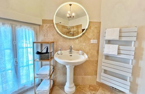 Veuzain-sur-Loire Bed & Breakfast | La Maison Voyage Bed and Breakfast