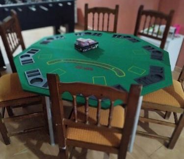 Madrigueras House | LA MANCHEGUITA DE MADRIGUERAS 5 DORMITORIOS DOBLES CHALET CON PISCINA, BARBACOA Y SALA DE JUEGOS ideal familias 11 personas